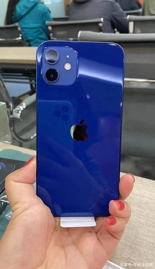 蓝色iPhone 12到货后“翻车”！网友：这也太丑了……色差离谱
