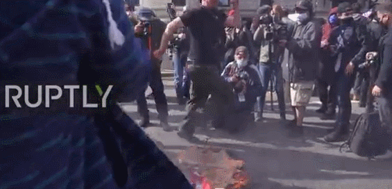美示威者当街焚烧星条旗：又跳又叫 还拿起“心脏”大口喝血