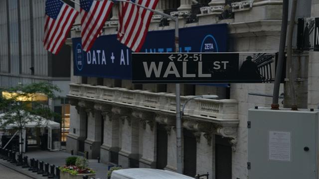 Wall Street Bervariasi, Indeks Nasdaq Reli Tersengat Saham Tesla hingga Apple