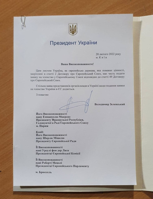Ukraine vừa kết thúc đàm phán với Nga, ông Zelensky ký luôn đơn xin gia nhập EU