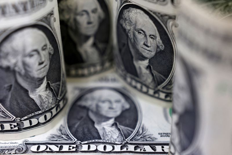 Đồng đô la tăng trong bối cảnh thị trường chứng khoán giảm điểm