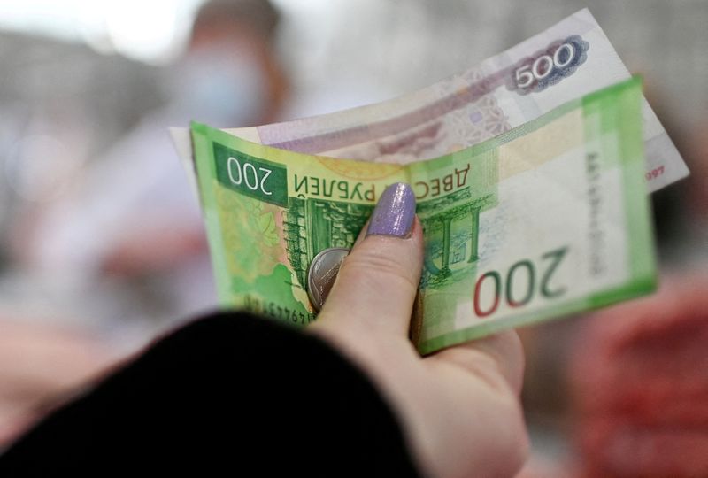 Ruble Nga giảm xuống mức thấp nhất trong 7 tháng
