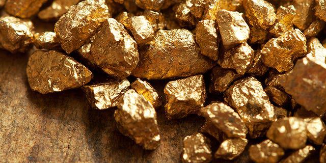 01.05 - Gold prices remain modestly changed despite broad risk-off sentiment