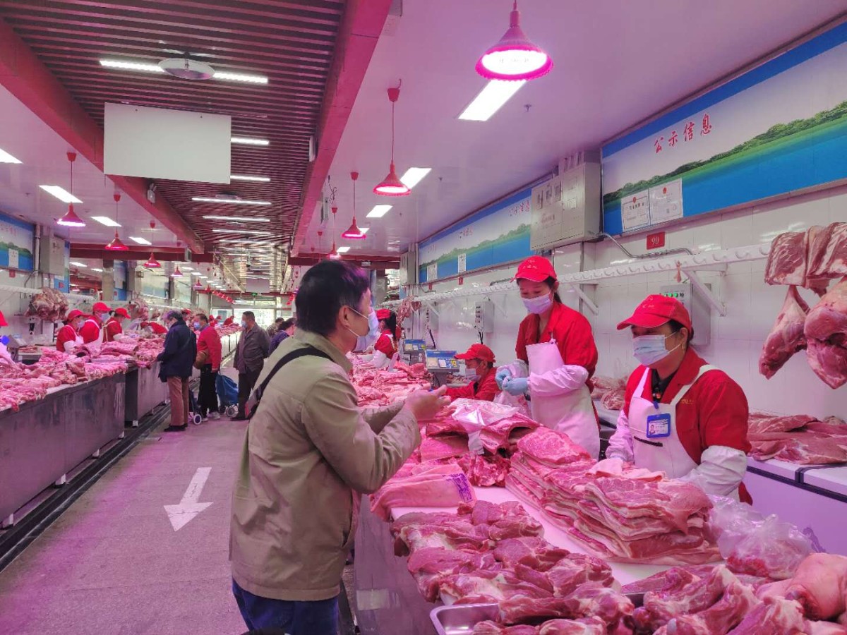 新发地市场今日猪肉批发价每公斤降一成：猪价高居不下情况已过
