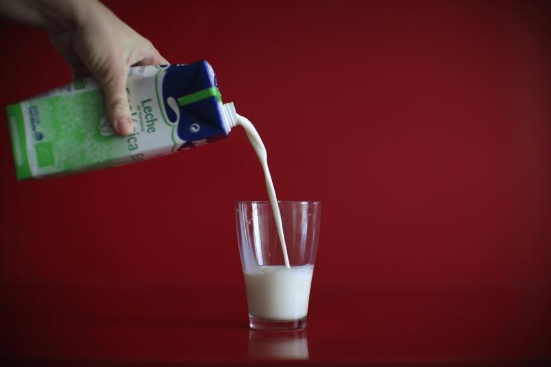 瑞银：上调蒙牛乳业评级至“买入” 目标价升至44港元