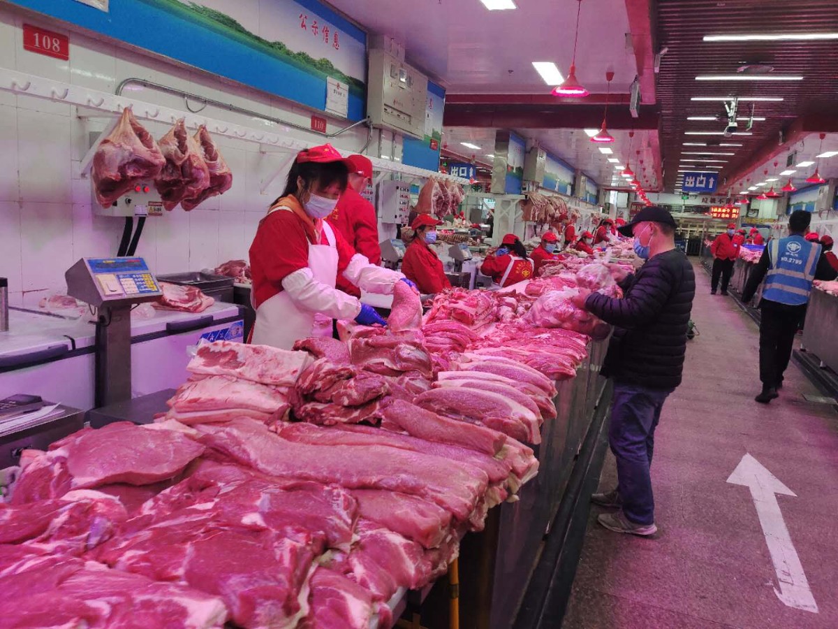 新发地市场今日猪肉批发价每公斤降一成：猪价高居不下情况已过