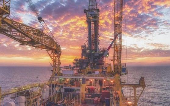 国际油价下滑，因两大行业组织先后发出负面预期，美国墨西哥湾产能回升近25%