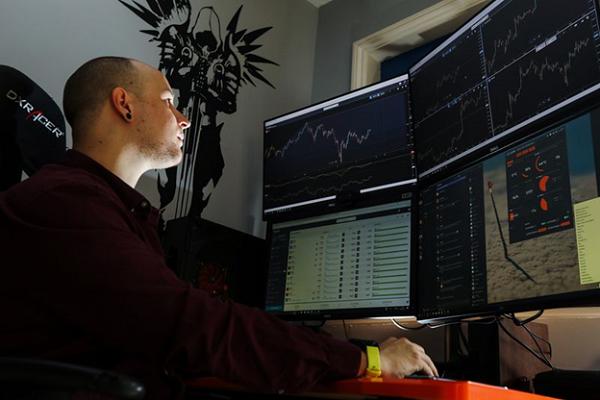 Một trader 32 tuổi đang thúc đẩy 21.000 nhà đầu tư chứng khoán nghiệp dư