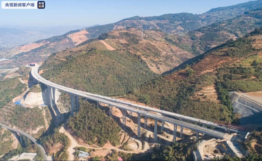 全长1008米！云南昌保高速白坡特大桥实现全幅架通