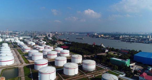 油价年内暴跌再掀原油基准论战！上海原油期货地位有望抬升？