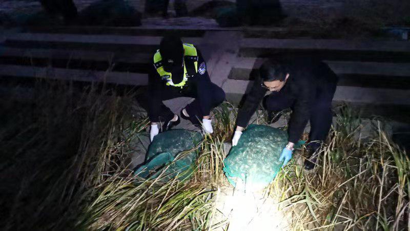上海警方捣毁2个非法捕捞蛸蜞团伙，明年起长江禁捕范围扩延