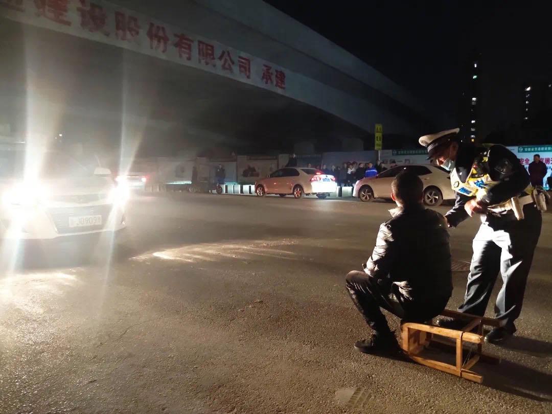 因滥用远光灯，台州30多名违规司机被罚现场体验远光灯照射