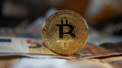 Bitcoin có lúc giảm 17% xuống dưới 30,000 USD