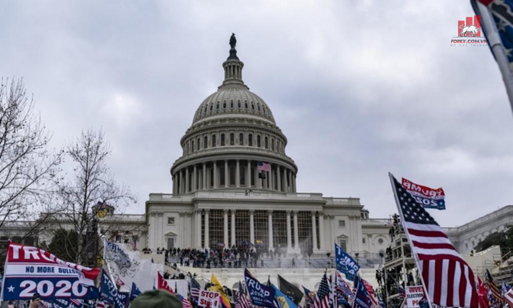 Người biểu tình ủng hộ Trump xông vào văn phòng của Pelosi, chiếm phòng Thượng viện tại Điện Capitol Hoa Kỳ