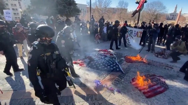 拜登就职典礼进行时，美国多地爆发抗议！示威者焚烧国旗、袭击民主党办公室