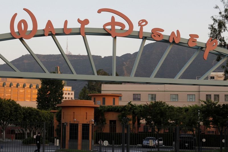 Thị trường ngày mới: Charlie Munger, GDP quý 4 và Disney chuẩn bị mở cửa trở lại