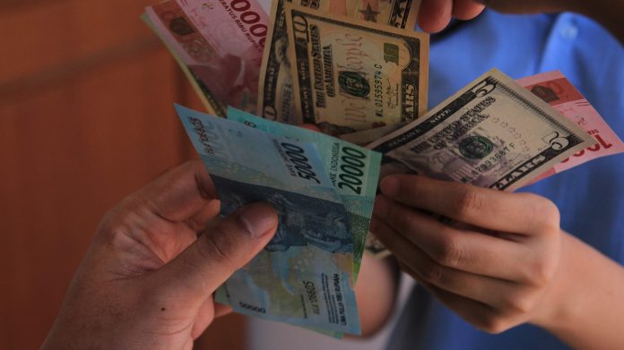 Rupiah Jumat Pagi Melemah ke Rp14.437/USD, Dollar di Asia Terkoreksi dari Level 4,5 Bulan Terkuatnya