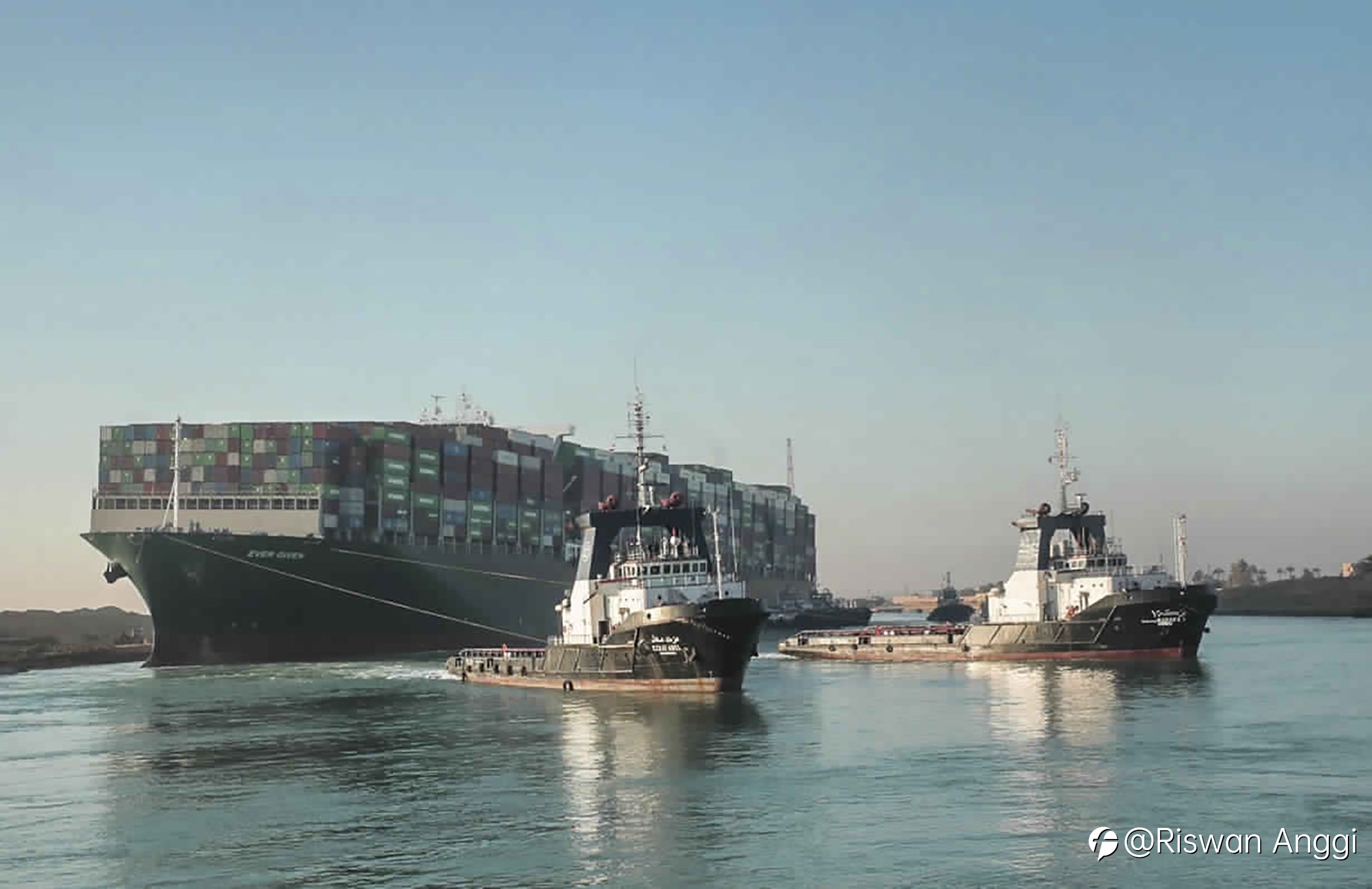 Lalu lintas di Terusan Suez dilanjutkan setelah kapal yang terdampar diapungkan kembali