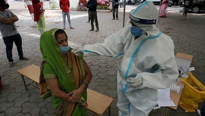 氧气告急印度医院拒收新冠病人，卫生部要进口5.5万吨