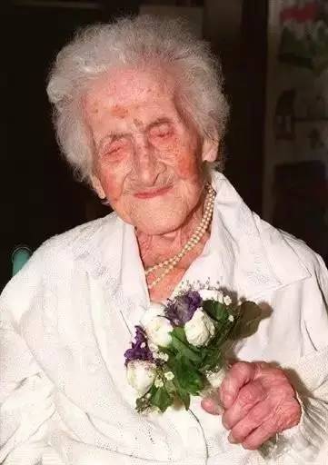 今天我们不谈K线，被这位122岁老太太的传奇故事惊呆了！
