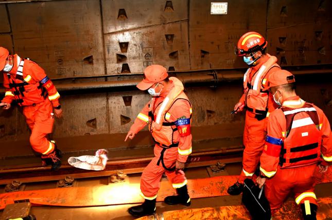 山西消防披露郑州地铁5号线儿童医院站积水情况：最深处6米