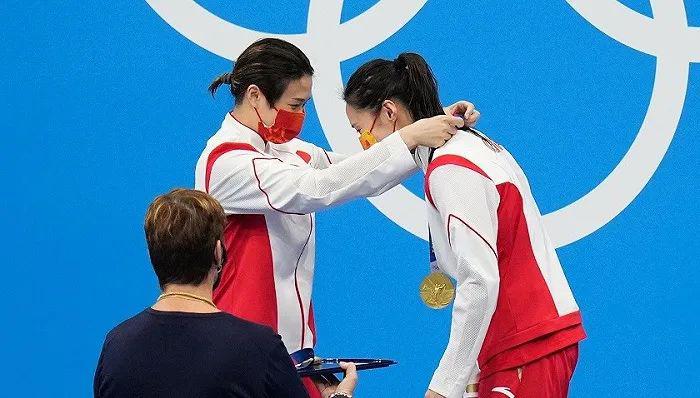 防疫要求自助领奖，中国运动员互戴奖牌引热议