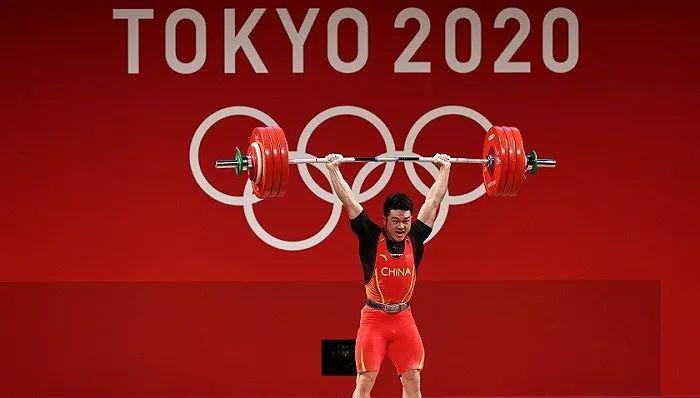 石智勇卫冕奥运冠军，中国举重队在东京首破世界纪录