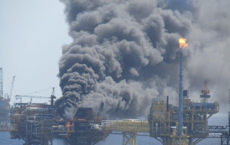 墨西哥湾石油开采平台爆炸起火，原油供应减少42万桶/日