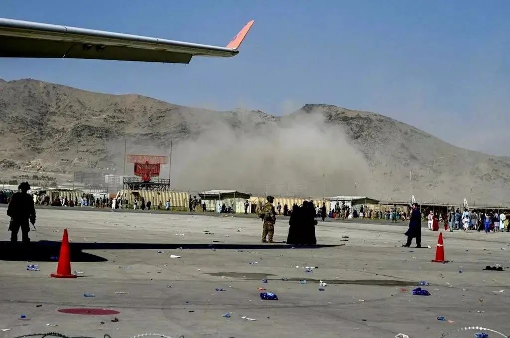 喀布尔机场附近爆炸造成重大伤亡！美军13人丧生，拜登：让你们付出代价