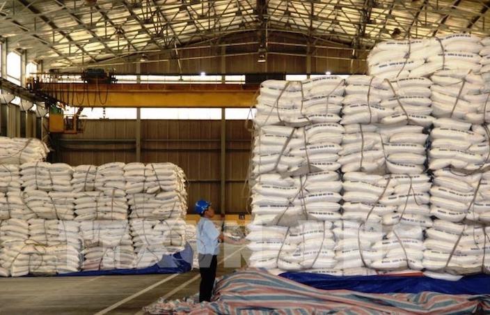 Bảy doanh nghiệp trúng đấu giá quyền sử dụng hạn ngạch nhập khẩu 97.000 tấn đường