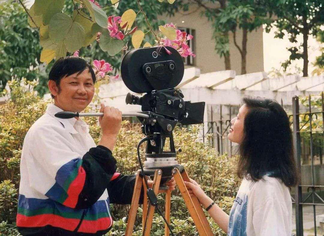 最酷的重庆老人，30年前就拍下了最红的「重庆之夜」