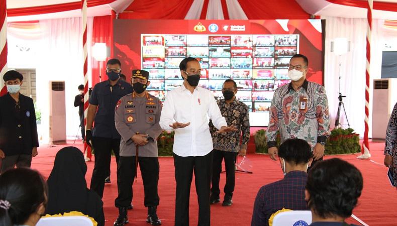 Presiden Jokowi dan Kapolri Tinjau Vaksinasi Merdeka di IPB