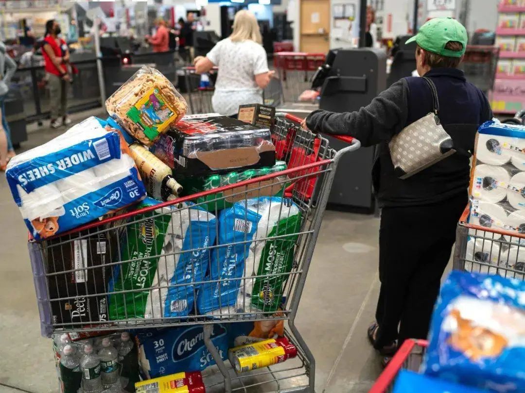 美国人恐慌抢购，超市卫生纸、瓶装水都限购了，咋回事？