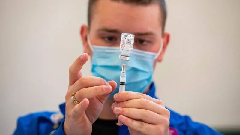 FDA给Moderna和强生加强针开绿灯，首次批准混搭疫苗加强针