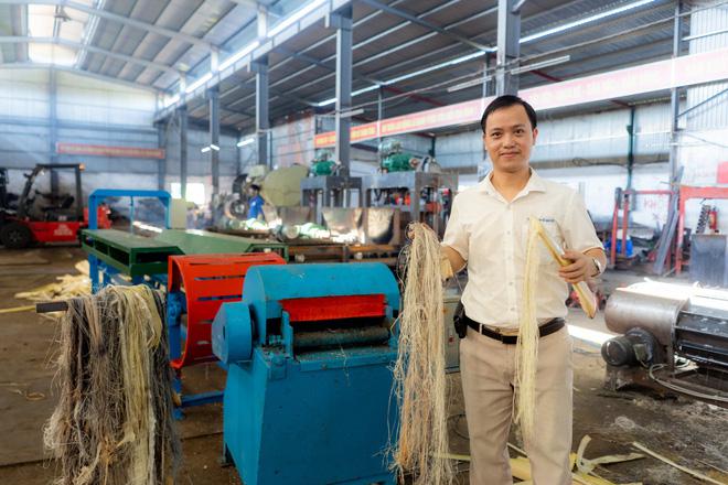 Kỹ sư Bách Khoa về quê ‘xé’ thân chuối thành sợi vải may mặc, ép bã thành hộp đựng dùng 1 lần, thay thế nhựa 500 năm mới phân hủy