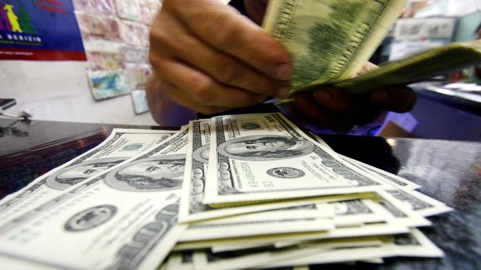 Dolar AS Bangkit ke Rp 14.300 Jelang Akhir Pekan, Ada Apa Nih?