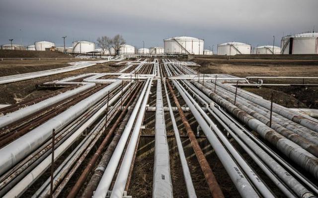 Cuộc chiến dầu mỏ giữa Nga và EU: Ai sẽ là “gà”?