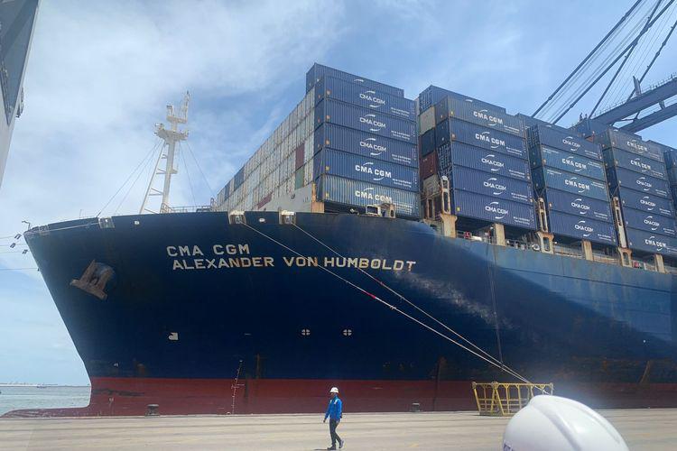 Penampakan Kapal Terbesar yang Bersandar di Pelabuhan Indonesia