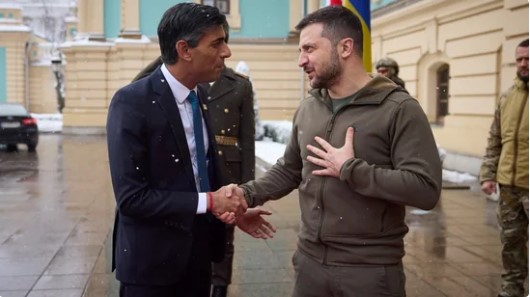 Thủ tướng Anh Sunak bất ngờ tới Ukraine gặp ông Zelensky, cam kết viện trợ phòng không