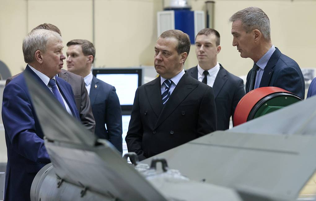 Ông Medvedev nói phương Tây nên ngừng kì vọng Nga cạn tên lửa
