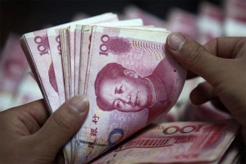 Yuan anjlok lagi 411 basis poin menjadi 7,1667 terhadap dolar AS