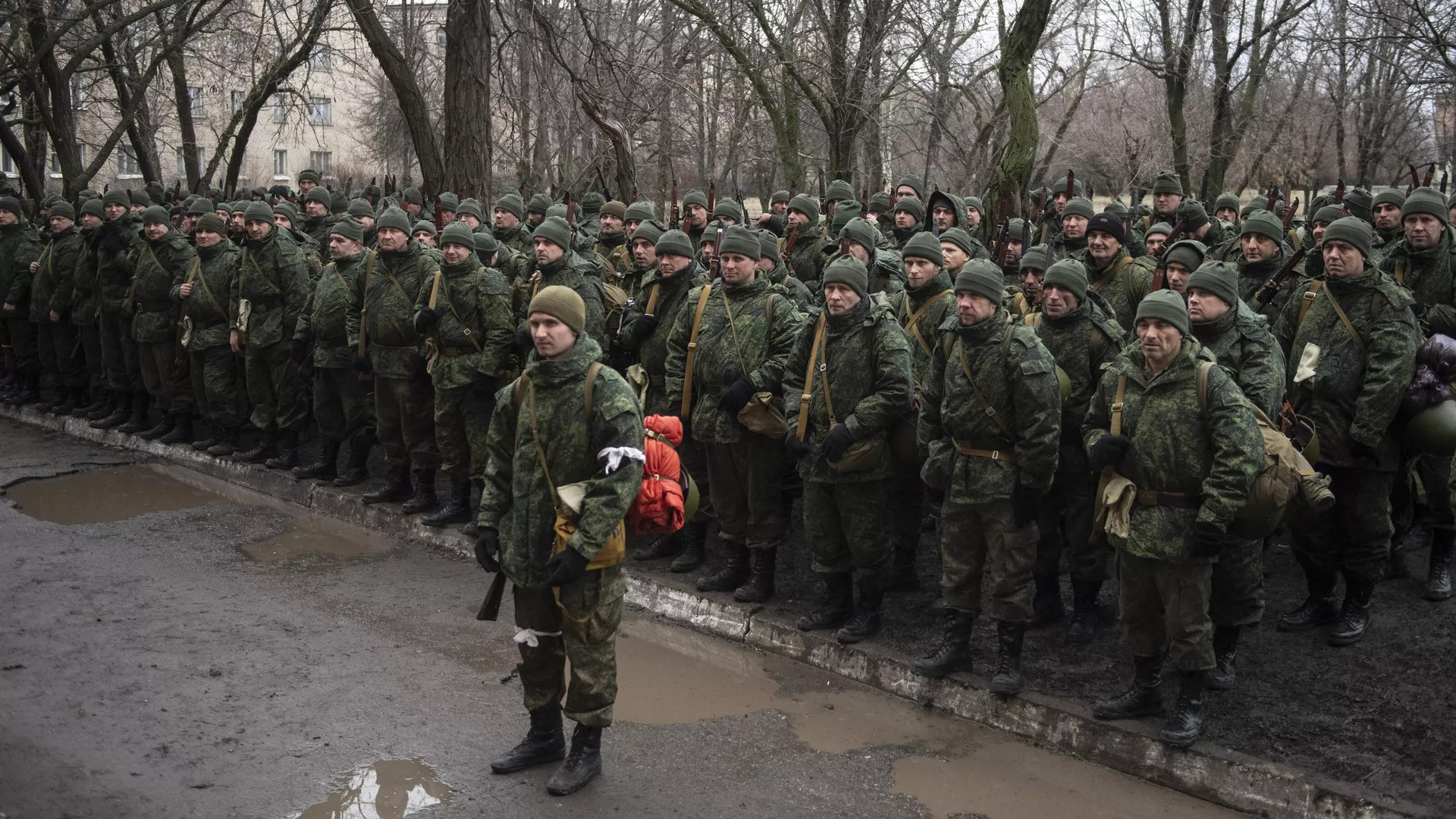 Ông Putin cho phép sinh viên miền Đông Ukraine rời quân đội, lãnh đạo Donetsk lên tiếng