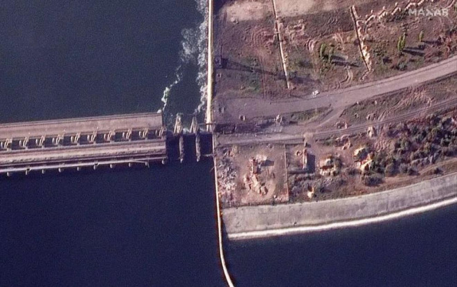 Vụ nổ đánh sập cầu trên đập thủy điện Kherson