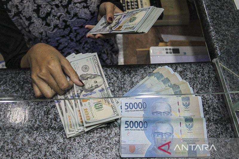 Rupiah melemah jelang pengumuman hasil pertemuan Bank Indonesia