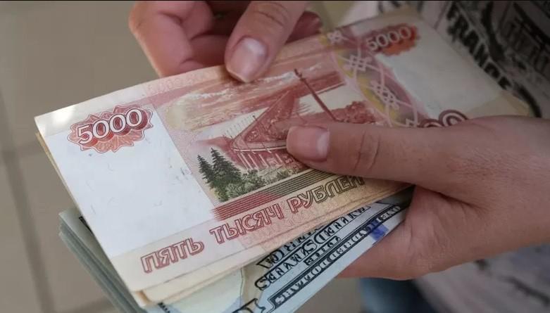 Rubel Rusia Sentuh Level Terendah dalam 7 Minggu Terakhir