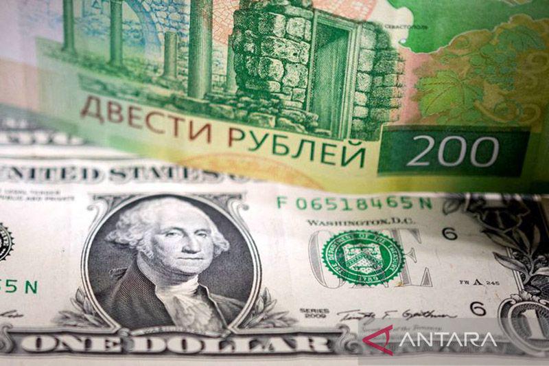 Rubel jatuh jadi 70 terhadap dolar, tertekan sanksi minyak Rusia