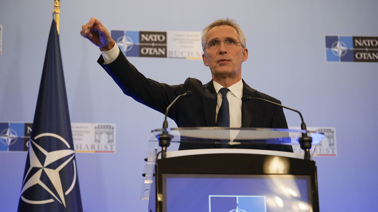 Sếp NATO nói sẽ cung cấp vũ khí hạng nặng cho Ukraine