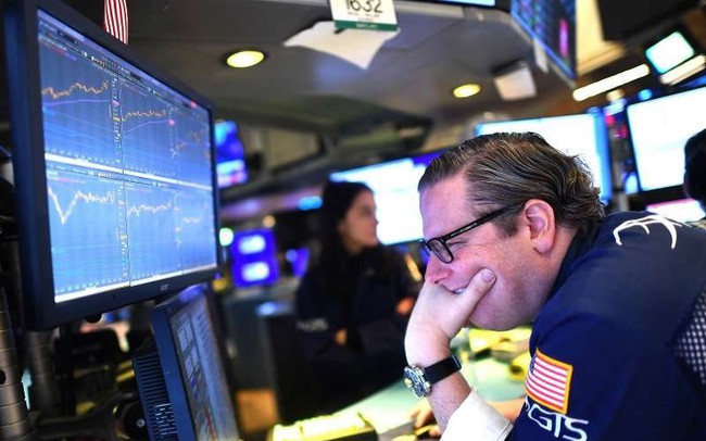 Chủ tịch Fed phát tín hiệu tiếp tục tăng lãi suất, chứng khoán Mỹ và châu Á đồng loạt bị bán tháo, nhà đầu tư 'xả' cổ phiếu ngân hàng