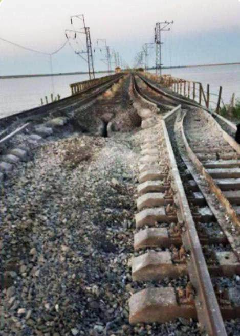 Quan chức Ukraine đăng ảnh hư hại trên cầu đường sắt kết nối Crimea với Kherson