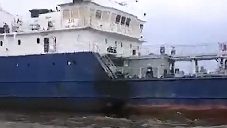 Lỗ thủng ở thân tàu chở dầu Nga sau khi bị xuồng tự sát tấn công gần cầu Crimea